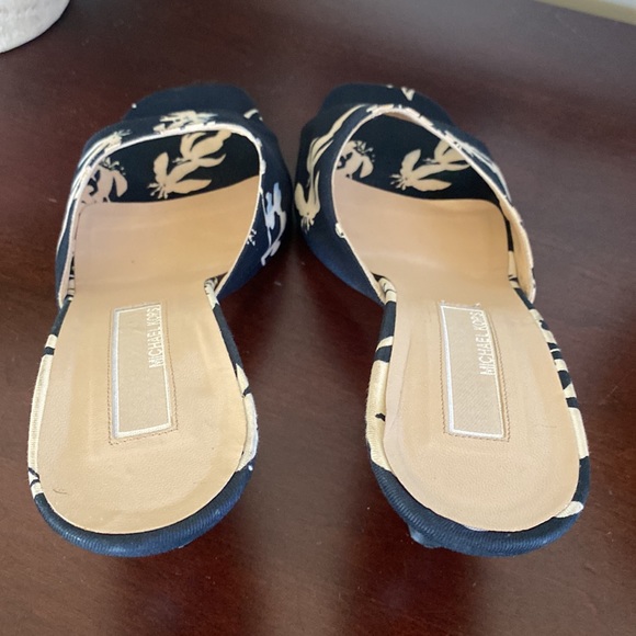 MICHAEL KORS⭐️RARE FIND⭐️NAVY BLUE & CREAM HEELED SLIDE SANDALS SIZE 9.5 🌟EUC🌟 - Picture 9 of 17